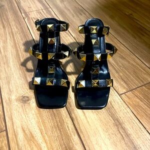 Cape Robbin women's block heel size 8 1/2 and the color is black and gold